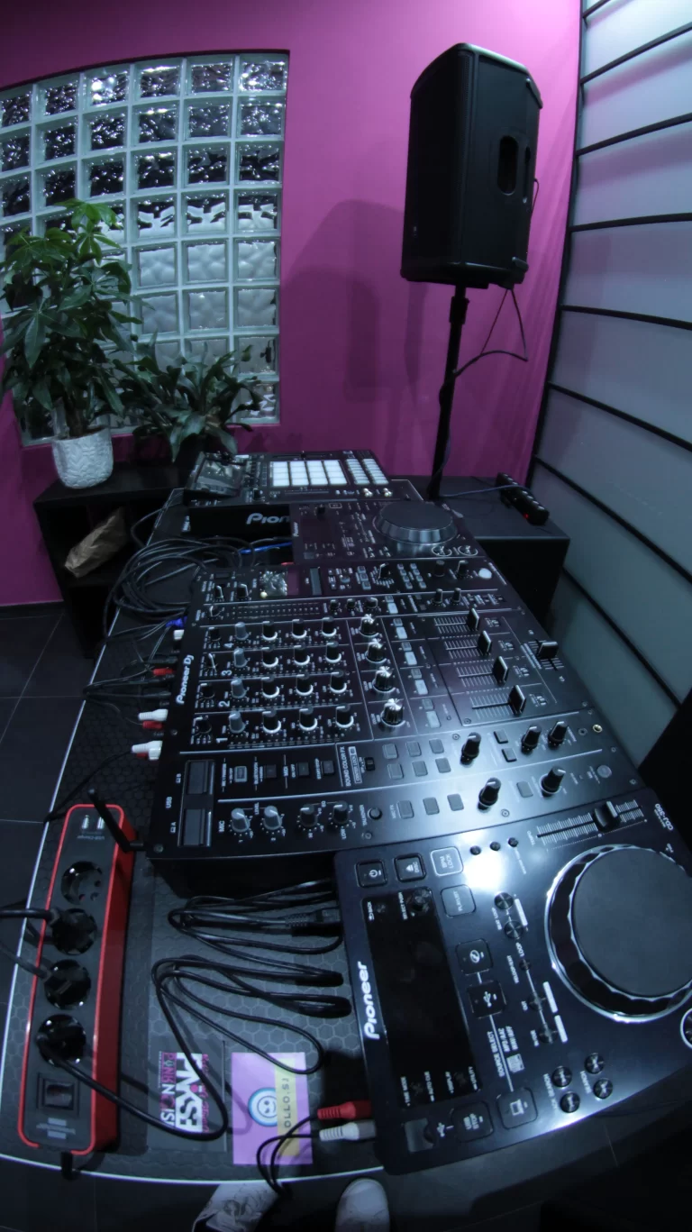 Corso DJ con console Pioneer